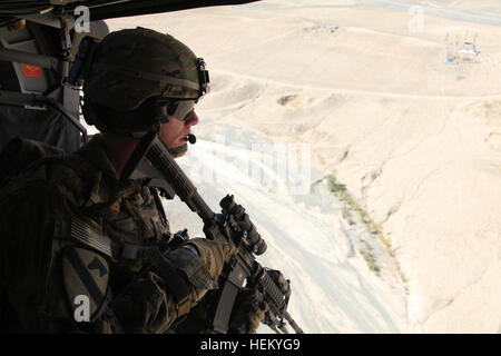 US Army Captain Scott Hall, von Bradenton, Florida, serviert mit kombiniert Joint Task Force-1, Regional Command-Ost, Bagram, Afghanistan, blickt die Tür von einem UH-60 Black Hawk Hubschrauber während des Fluges über die Apakhan Region, Logar Provinz, Afghanistan, Okt. 18. (Foto: Sgt. Gustavo Olgiati) Flickr - der US-Armee - Ansicht von oben (2) Stockfoto