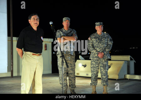 Botschafter David Satterfield, Generaldirektor der multinationale Kraft und Beobachter, Air Force General Craig McKinley, der Chef des National Guard Bureau, und Armee Generalmajor James Adkins, Adjutant-General der Nationalgarde Maryland, bei einer Bürgerversammlung mit Truppen bei MFO South Camp in der Nähe von Sharm El Sheikh, Ägypten, 21. Oktober 2011. Maryland Nationalgarde Mitglieder sind derzeit in den Sinai zur Unterstützung der internationalen Friedenstruppe im Einsatz. Multinationale Kraft und Beobachter 111021-A-DZ751-165 Stockfoto