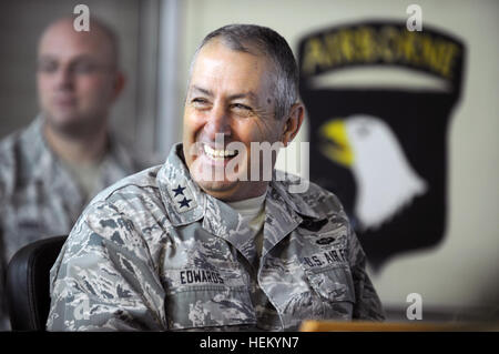 Air Force Generalmajor Michael Edwards, Generaladjutant der Colorado National Guard, lächelt in einem hellen Moment bei einem multinationale Kraft und Beobachter Briefing für Führer der Nationalgarde bei MFO South Camp auf der Sinai-Halbinsel in der Nähe von Sharm el Sheikh, Ägypten, während einer Truppe Besuch und fact-finding Mission 22. Oktober 2011. Multinationale Kraft und Beobachter 111022-A-DZ751-085 Stockfoto