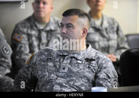 Armee-Major-General Kevin McNeely, Leiter der strategischen Planung und Politik für die National Guard Bureau, hört bei einem multinationale Kraft und Beobachter Briefing für Führer der Nationalgarde bei MFO South Camp auf der Sinai-Halbinsel in der Nähe von Sharm el Sheikh, Ägypten, während einer Truppe Besuch und fact-finding Mission 22. Oktober 2011. Multinationale Kraft und Beobachter 111022-A-DZ751-139 Stockfoto