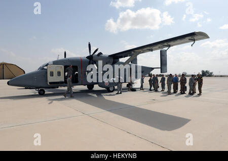 Führer der Nationalgarde auf einer Truppe Besuch und fact-finding Mission, die multinationale Kraft und Beobachter erreichen MFO North Camp in el Gorah, Ägypten, auf eine militärische Transportflugzeuge von MFO C-23 Sherpa 22. Oktober 2011. Multinationale Kraft und Beobachter 111022-A-DZ751-218 Stockfoto