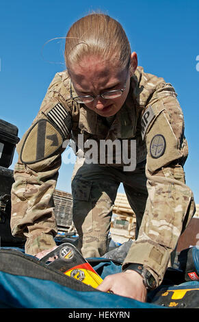 SPC. Stephanie Brown, ein Eingeborener von Lost Creek, W.VA, und ein Verkehr Unfall-Ermittler in der 156. Militärpolizei Ablösung, befestigt die 1. Luft-Kavallerie-Brigade, 1. Kavallerie-Division, inspiziert Versorgungsmaterialien, die zurück in die USA versendet werden, wie Soldaten der 155. im Landesinneren Cargo Transfer Company, 10. Transport Battalion 7. Sustainment Brigade bereiten zurück zu Fort Eustis Okt. 24 erneut bereitstellen. Zoll prüft alle Ausrüstung und Versorgungsmaterialien, die zurück in die USA geliefert werden sollen und sind eines der vielen Aufgaben der 156. MP. Soldaten der 156. Militärpolizei Ablösung Stockfoto