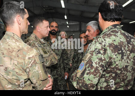 KHOWST Provinz, Afghanistan - US Armee Generalmajor William Mayville, des Kommandierenden Generals der 1. Infanterie-Division, Sitz in Fort Riley, Kansas, traf sich mit afghanischen nationalen Armeesoldaten auf Forward Operating Base Clark, Okt. 25. Während auf FOB Clark, ausgezeichnet Mayville drei Army Commendation Medaillen für Tapferkeit und besuchte Briefings über Betriebe in der Umgebung. 1. ID CG besucht 3. BCT bei FOB Salerno 111025-A-FC231-001 Stockfoto