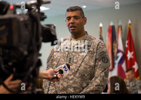 Dritte Armee/ARCENT Kommandierender General, Generalleutnant Vincent K. Brooks, spricht mit einem lokalen Fernsehsender über Dritte Armee/ARCENT Beziehung mit der Sumter School District. Brooks bedankte sich für die Unterstützung der Schulbezirk Soldaten und ihre Familien gezeigt hat. Sumter Schulbezirk Führer besuchen Dritte Armee-ARCENT 480504 Stockfoto