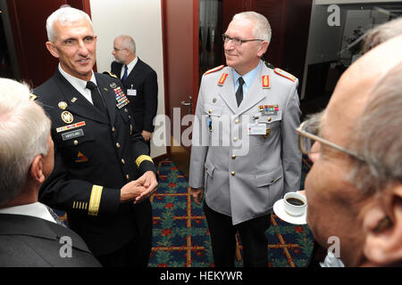 HEIDELBERG, Deutschland – Generalleutnant Mark Hertling, Kommandeur der US-Armee in Europa, spricht mit deutschen Major General Heinz Josef Feldmann und anderen Gästen während der 31. Legion Of Merit-Konferenz im Dorf Pavillon hier, Okt. 27. Der Konferenz nahmen ca. 65 aktive und pensionierte US-amerikanische und europäische militärische Führungskräfte aus sechs Ländern und Mitglieder der führenden militärischen Think-Tanks teilen ihre Ansichten und Erfahrungen in Diskussionen der europäischen Zusammenarbeit und Partnerschaft. (Foto von Staff Sgt Joel Salgado) Generalleutnant Mark Hertling mit Heinz Josef Feldmann Stockfoto