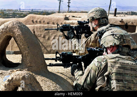 US Army Spc Matthew Newcomb (links) und US-Armee Pfc. Brandon Hobgood scannen ihre Sektoren von einem Aussichtspunkt auf dem Dach in Arezo Dorf, Okt. 31. Die Soldaten sind Mitglieder von Fort Knox, Kentucky-basierte 2nd Platoon, Firma D, 2. Bataillon, 2. Infanterie-Regiment, 3rd Brigade Combat Team, 1st Infantry Division, Task Force Duke, und waren in Arezo Dorf im Rahmen einer humanitären Hilfe Mission unter der Leitung von Afghan National Army Elemente, Stifte, Schule Rucksäcke, Radios und Decken an Kinder und andere Dorfbewohner zu verteilen. Flickr - der US-Armee - Blick von der Dachterrasse Stockfoto