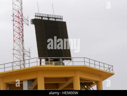 Eine neu installierte Radargerät auf Kontingenz Operating Base Adder wird verwendet, um ein Luft-Verteidigung-Bild für die irakische Luftwaffe zu etablieren. Informationen aus diesem Radar ist mit der Flugsicherung und andere Long-Range Radar im Irak zusammen. Neue Radar zeichnet Iraks Luft Verteidigung Bild 111101-A-JX739-027 Stockfoto