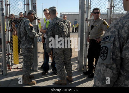 Soldaten aus dem 850. Militärpolizei Bataillon aus Arizona National Guard erhalten Rollenspiel Gefangenen vom Department of Corrections Offiziere in einer mock Flut Evakuierung im Perryville Gefängnis während wachsam Wache hier 3 November. Das Szenario war eine simulierte Flut, die im Gefängnis stattfand und die Rollenspiel-Gefangenen an einem gesicherten Ort außerhalb der Anlage mit Hilfe der Nationalgarde evakuiert wurden. Wachsam Guard ist eine drei-Tages-Übung, die militärische und zivile Zusammenarbeit und Kommunikation in einer Zeit der Katastrophe bewertet. Richten sie 484578 Stockfoto