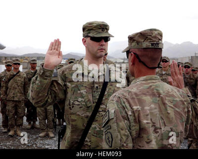 Kol. Todd R. Wood, Kommandeur der 1st Stryker Brigade Combat Team, 25. Infanterie-Division, verwaltet den Eid der erneute Eintragung, Staff Sgt Brian Beem, eine Kavallerie-Scout, die 5. Staffel, 1. Kavallerie-Regiment während einer Feierstunde am Forward Operating base Frontenac 9. November zugeordnet. Beem ist eines einzigen Beinamputierten, die fortgesetzt hat, trotz seiner Verletzung zu dienen. Er verlor sein Bein, nachdem eine improvisierte Sprengkörper während seiner 2006 Bereitstellung in den Irak gezündet. (Foto: US-Armee: Sgt. Thomas Duval 1/25 SBCT Public Affairs) Kavallerie Amputeer wirbt erneut in Afghanistan 111109-A-BE343-010 Stockfoto