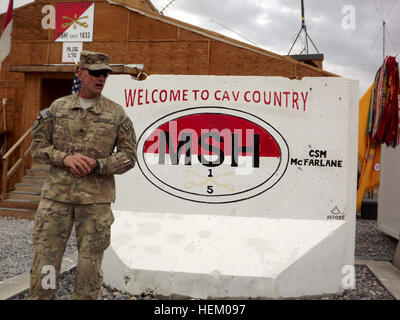 Kol. Todd R. Wood, Kommandeur der 1st Stryker Brigade Combat Team, 25. Infanterie-Division befasst sich mit eine Menschenmenge, die versammelt, um die erneute Eintragung der Staff Sgt Brian Beem, eine Kavallerie-Scout und Amputierte, mit der 5. Staffel, 1. Kavallerie-Regiment, 1/25 SBCT sehen. Kavallerie-Amputierte wirbt erneut in Afghanistan 111109-A-BE343-013 Stockfoto