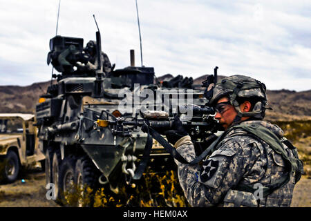 SPC. James Elliot, Infanterist vom Paradies, Calif., 1. Bataillon, 17. Infanterie-Regiment zugewiesen beobachtet ein Ziel durch seine Weaponâ€™ s Optik Umfang während der Teilnahme an einer Trainingsmission im National Training Center am 11. November. Für die Übung gehört Elliot eine Aufklärungs-Zug, der beauftragt wurde, rufen Sie in einem Artillerie-Feuer-Mission, ein Haus zu zerstören, wo ein Aufständischer Klempner aufhält. Flickr - der US-Armee - Trainingsmission Stockfoto