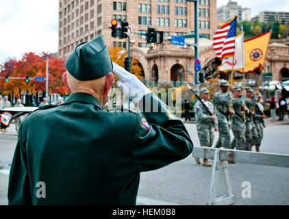 Armee im Ruhestand 1st Sgt. William Staude, Elliott, Pennsylvania, salutiert Soldaten aus den 316th Expeditionary Sustainment Command, stationiert in Coraopolis, Pennsylvania, während sie an ihm während der Veterans Day Parade in der Innenstadt von Pittsburgh, am 11. November vorbei marschieren. Flickr - der US-Armee - A Veteran Gruß Stockfoto