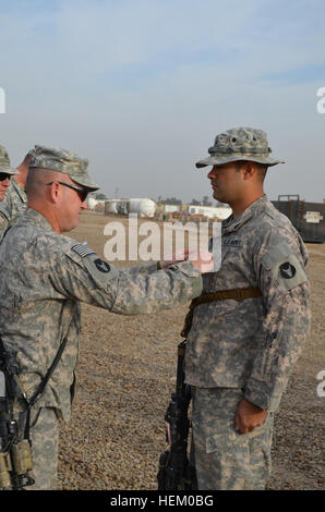 Sgt. Michael Hall White Bear Lake, Minnesota, wird mit seinem neuen Rang von seinem Bataillonskommandeur am Veterans Day angeheftet. Sie waren im Irak als Albert Lea-, Minn, Basis Delta Company, 2. Bataillon, Infanterie-Regiment 135., route Sicherheitsstreifen um die Absenkung der US-Truppen zu unterstützen. Geschichte 504925 Stockfoto