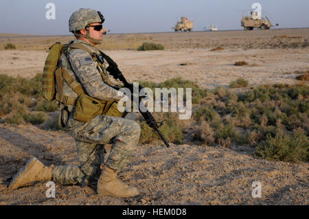 PFC. Ryan Tischmak, Sanitäter, die 2. Brigade, 82nd Airborne Division eine Truppe, 1. Staffel, 73. Kavallerie-Regiment zugewiesen nimmt eine Knie während der Suche im Gebiet für Bomben am Straßenrand am 15. November. Fallschirmjäger von A Truppe sicherte eine Route in Bagdad für andere Einheiten der Brigade von Camp Ramadi zu Kuwait reisen. Die Truppe hat mehrere Haltestellen entlang der Strecke, überprüfen den Bereich zu Fuß für improvisierte Sprengsätze und Treffen mit irakischen Armeesoldaten an IA Checkpoints. Die 2. Brigade ist die letzte Brigade in Bagdad und fördert den Rückzug der US-Streitkräfte aus dem Irak. Tisch Stockfoto