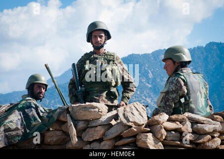 Ein Afghan National Army Soldat wirft während seine Kameraden im Stadtteil Dawlat Shah 15. November aussehen auf.  Die ANA führte eine Mission mit US-Truppen, die Tälern unterhalb der Waffenlager und Aufständischen Aktivitäten zu stören. Front des östlichen Afghanistan 111115-A-ZU930-015 Stockfoto