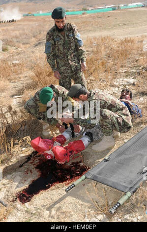 PAKTYA Provinz, Afghanistan – Afghan National Army, Sanitäter aus Paktya Regional Military Hospital ankommen in Szene und eine Amputierte Opfer während einer Übung mass Casualty Venenstauer zuweisen, auf Forward Operating Base Thunder am 16. November statt. (Foto: US-Armee Sgt. Richard D. Sherba, 11. Public Affairs-Abteilung) Übung testet afghanische Ärzte, Sanitäter in Paktya 111116-A-XE780-322 Stockfoto