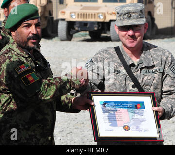 (Links nach rechts) Afghanische Major General Zamaray Khan, die 2. Brigade, Afghan National Army Commander, präsentiert US Army Lieutenant Colonel Kevin Dial, Kommandant der Task Force Gridley, Task Force Schwert aus Salem, Oregon/USA, mit einem Certificate of Appreciation im Namen der ANA 20 November. Während TF Gridley Tour im vergangenen Jahr gründeten sie eine starke Partnerschaft mit den ANA-Ingenieuren zur Unterstützung der Operation Enduring Freedom. Ingenieure feiern starke US-ANA Partnerschaft 111120-A-TI159-214 Stockfoto