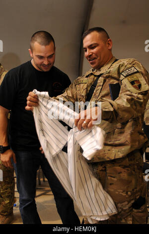 SPC. Raymond Valle, International Security Assistance Force Joint Command-Netzwerk-Administrator, bereitet sich auf seine New York Yankees-Trikot mit Autogramm von Yankees Outfielder Nick Swisher, 23 November, am internationalen Flughafen von Kabul haben. Swisher und seine Frau JoAnna Garcia Swisher, tourt verschiedenen Basen in Afghanistan als Teil der USO Thanksgiving Urlaub Truppe zu besuchen. Swisher, Frau kick-off Afghanistan Flitterwochen 111123-A-CU451-002 Stockfoto