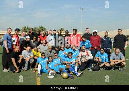 Mitglieder des 1. Bataillons, 44. Luft-Verteidigung-Artillerie-Regiment und das Kuwait Air Defense Information Coordination Center posieren für ein Gruppenfoto nach dem Spiel zusammen in einem Thanksgiving-Fußball-Spiel hier 24. Nov.. USA und kuwaitische Soldaten, die die Teilnahme an sportlichen Veranstaltungen helfen Build Kameradschaft und Zusammenhalt. 3. US-Armee gestaltet die Zukunft durch den Aufbau von Partnerschaften im Einsatzgebiet US Army Central Command. UNS, spielen kuwaitische Soldaten in Thanksgiving Fußballspiel 111124-A-WD001-004 Stockfoto