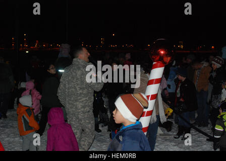 US Army Alaska Commander Major General Raymond Palumbo lädt Kinder, sich ihm anzuschließen, den Schalter für die JBER Urlaub Baum Beleuchtungszeremonie vor dem USARAK Hochhaus Dez. 1 zu ziehen. 3, 2, 1! 495877 Stockfoto