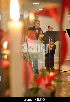 Soldaten der Covington-basierte 29. Division Band führen die erste Show ihren Urlaub-Konzertreihe auf der Memorial Baptist Church, am 8. Dezember in Staunton, Virginia Während des Konzerts, Adjutant General of Virginia Generalmajor Daniel E. Long Jr., präsentiert 1st Sgt. Fred Lewis eine Virginia Legion Of Merit für seine herausragenden Verdienste als First Sergeant der 29. Division Band. Lewis wird Ende Dezember in den Ruhestand. Die Soldaten spielen an zwei weiteren Standorten über das Commonwealth Weihnachtsstimmung zu verbreiten und die Soldaten in ihren Gemeinden die Bürgerinnen und Bürger von Virginia Zugang gewähren. 29. Stockfoto