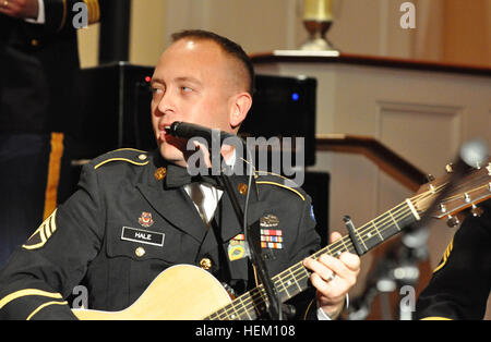 Soldaten der Covington-basierte 29. Division Band führen die erste Show ihren Urlaub-Konzertreihe auf der Memorial Baptist Church, am 8. Dezember in Staunton, Virginia Während des Konzerts, Adjutant General of Virginia Generalmajor Daniel E. Long Jr., präsentiert 1st Sgt. Fred Lewis eine Virginia Legion Of Merit für seine herausragenden Verdienste als First Sergeant der 29. Division Band. Lewis wird Ende Dezember in den Ruhestand. Die Soldaten spielen an zwei weiteren Standorten über das Commonwealth Weihnachtsstimmung zu verbreiten und die Soldaten in ihren Gemeinden die Bürgerinnen und Bürger von Virginia Zugang gewähren. 29. Stockfoto