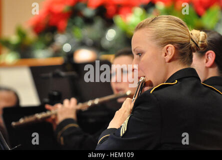 Soldaten der Covington-basierte 29. Division Band führen die erste Show ihren Urlaub-Konzertreihe auf der Memorial Baptist Church, am 8. Dezember in Staunton, Virginia Während des Konzerts, Adjutant General of Virginia Generalmajor Daniel E. Long Jr., präsentiert 1st Sgt. Fred Lewis eine Virginia Legion Of Merit für seine herausragenden Verdienste als First Sergeant der 29. Division Band. Lewis wird Ende Dezember in den Ruhestand. Die Soldaten spielen an zwei weiteren Standorten über das Commonwealth Weihnachtsstimmung zu verbreiten und die Soldaten in ihren Gemeinden die Bürgerinnen und Bürger von Virginia Zugang gewähren. 29. Stockfoto