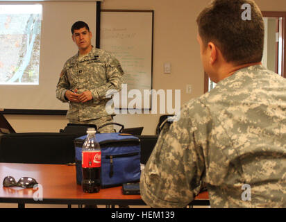 FORT BRAGG, N.C.--CPT Jeffrey Zabala, der stellvertretender Operationsoffizier für 4. Geschwader, 73. Airborne Kavallerie-Regiment 4th Brigade Combat Team, 82nd Airborne Division und Student der Kavallerie Leadership Course (CLC), Schriftsätze seiner Operatons Bestellung zu CPT. Brian Harris, CLC-Kurs-Manager und Trainer aus der Armee Manöver School of Excellence in Fort Benning, Georgia hier 12. Dezember 2011.  Kavallerie Leadership Course wurde von 5. Geschwader, 73. Airborne Kavallerie-Regiment, 3rd Brigade Combat Team, 82nd Airborne Division gehostet und mehr als 30 Unternehmen – Grade Offiziere Anweisung zur Stockfoto