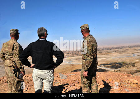 Kol. Todd Wood, Kommandeur der 1st Stryker Brigade Combat Team, 25. Infanterie-Division und Command Sergeant Major Bernie Knight zeigen Secretary Of The Army John M. McHugh Aussicht mit Blick auf Panjwa'i Stadtteil von Forward Operating Base Masum Ghar Dez. 14. Secretary Of The Army besucht Panjwa'i, Afghanistan 111214-A-AX238-012 Stockfoto