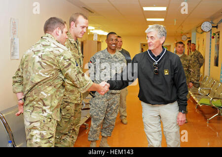 Hon John McHugh, begleitet von Marine Master Chief Petty Officer Keith Staples, Task Force Medical - Süd und NATO Rolle 3 multinationale Krankenhaus master Chief Secretary Of The Army grüßt britische Krankenhauspersonal während eines Besuchs in Kandahar Flugplatz Dez. 14. Das Ziel der McHugh Besuch war zur Beurteilung des aktuellen Zustands US-afghanischen Beziehungen in RC (R) und militärische Ausbildung und Einrichtungen zu sehen. Secretary Of The Army trifft Krankenhausmitarbeiter am Kandahar Flugplatz Rolle 3 499697 Stockfoto