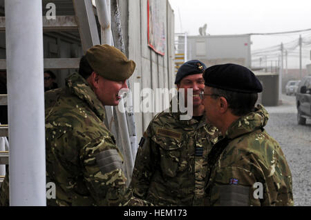 Britischer General Sir David J. Richards, Generalstabschef der Verteidigung, ist von Major Justin Hughes, Regional Command (Süden) CJ-3/5 und Wing Commander Rob Humphries, ISAF Joint Command Headquarters, begrüßte, als RC (S) im Hauptquartier am Kandahar Flugplatz 20 Dezember er kommt. Richards begleitet Premierminister David Cameron für seinen überraschenden Besuch, britische Truppen in der Gegend zu sehen und sich kurz mit RC (S) Führung treffen. Britische Chef der Verteidigung Personal grüßt britische Militärangehörige im Regional Command (Süd) 503049 Stockfoto