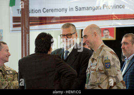 International Security Assistance Force und Provincial Reconstruction Team Mazar-e Sharif wurden durch Oberst Anders Löfberg, befehlshabender Offizier, Provincial Reconstruction Team Mazar-e Sharif und amtierenden schwedischen Senior Civilian Representative Lennart Kotsalainen, während der Samangan Provinz Übergang Zeremonie in Aybak, Dez. 29 dargestellt. (Foto von: Lt. Karin Eriksson, PRT MeS Öffentlichkeitsarbeit, regionale Befehl Nordafghanistan) Mitglieder der International Security Assistance Force und Mazar-e-Sharif Provincial Reconstruction Team sind durch die schwedische Armee Oberst Anders Lofberg, der Comman vertreten. Stockfoto