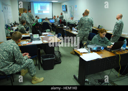 Kalifornien Army National Guard Übung Planer aus der 115. regionale Selbsthilfegruppe im Emergency Operations Center in Roseville sammeln und erhalten Sie die neuesten Updates kommen aus dem Bereich bei 02:30, 6. Januar 2012, während der 115. regionale Selbsthilfegruppe Notfall Einsatz Bereitschaft ausüben, die 60 Fahrzeuge und 217 Truppen bewegen ihre fahrbaren Anlagen rund um den Staat als Reaktion auf ein Erdbeben Szenario hatte. Die Truppen berichtet rund um 02:00, Wartung auf ihren Fahrzeugen durchgeführt und erhielt Briefings über das, was Sie erwartet. Dies ist das erste Training, das konzentriert sich ausschließlich auf movin Stockfoto