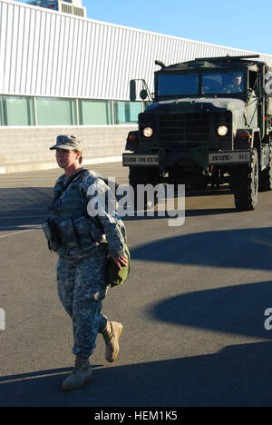 Kalifornien Army National Guard Sgt. Angela Iraigat, zugeordnet der 115. regionale Selbsthilfegruppe in Roseville, geht ihr Fahrer aus der Armory Verbindung auf dem Weg zu einer Inszenierung Zwischenboden am Sierra College in Rocklin, 6. Januar 2012, während der 115. regionale Selbsthilfegruppe Notfall Einsatz Bereitschaft Übung, die 60 Fahrzeuge und 217 Truppen bewegen ihre fahrbaren Anlagen rund um den Staat als Reaktion auf ein Erdbeben Szenario hatte. Die Truppen berichtet rund um 02:00, Wartung auf ihren Fahrzeugen durchgeführt und erhielt Briefings über das, was Sie erwartet. Dies ist das erste training th Stockfoto