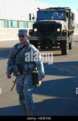 Kalifornien Army National Guard Sgt. Davis, 92W Wasser Behandlung Spezialist mit 1040th Transportation Company, geht seinem Fahrer aus der Roseville Armory Verbindung auf dem Weg zu einer Inszenierung Zwischenboden am Sierra College in Rocklin, 6. Januar 2012, während der 115. regionale Selbsthilfegruppe Notfall Einsatz Bereitschaft Übung, die 60 Fahrzeuge und 217 Truppen bewegen ihre fahrbaren Anlagen rund um den Staat als Reaktion auf ein Erdbeben Szenario hatte. Die Truppen berichtet rund um 02:00, Wartung auf ihren Fahrzeugen durchgeführt und erhielt Briefings über das, was Sie erwartet. Dies ist die Tannen Stockfoto