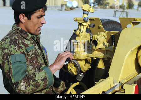 Eine afghanische Nationalarmee Artillerist schreit die Quadranten, Ablenkung und Höhe während einer Schlacht Übungen auf einer sowjetischen 122 mm d-30 Haubitze auf Forward Operating Base Gamberi, Jan. 10. Georgische Mobile Training Team trainiert afghanischen Artilleristen 120110-A-OB963-685 Stockfoto