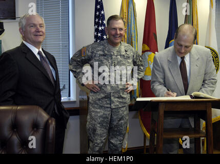 US Army General Bryan Brown, Center, der Kommandeur des US Special Operations Command, teilt einen lachen mit US-Verteidigungsminister Robert M. Gates, links, wie unter Secretary Of Defense for Policy Eric Edelman Geust Buch Hauptquartier der Special Operations Com Mand in Tampa, Florida, 5. Januar 2007 unterzeichnet. Gates ist in der Gegend treffen mit Führern des US Southern Command, Central Command und Special Operations Command.  DoD-Foto von Cherie A. Thurlby. (Freigegeben) Bryan D. Braun Robert Gates 2007 Stockfoto