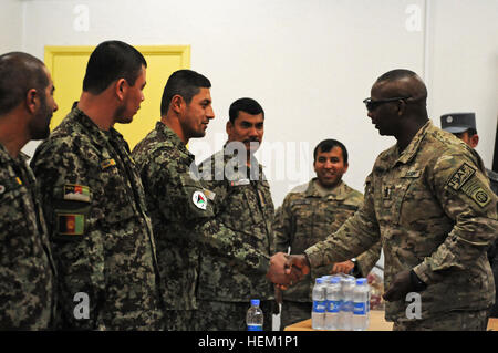 US Armee Command Sergeant Major Bryant C. Lambert, 82. US-Luftlandedivision und Regional Command (Süden) Befehl Sergeant-Major, Afghan National Army Staff Sgt Said Mohammed Nazir, 2. Brigade, 205h Corps Unteroffizier, vielen Dank für all seine harte Arbeit helfen die afghanischen Soldaten, die er führt um zu Beginn der Einnahme der Führung auf Forward Operating Base Adler in der Provinz Zabul Jan. 10. Lambert begleitet Command Sergeant Major Kafayatullah, 205. Korps Befehl Sergeant-Major, zusammen mit anderen afghanischen, U.S. und australische eingetragenen Führer besuchen die 2. Brigade, 205. Korps ANA Non-commissioned Officer Acad Stockfoto