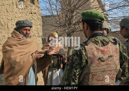 Lokalen afghanischen Männer sprechen mit US Army Staff Sgt Jonathan Enlow, aus Tahlequah, Oklahoma, serviert mit Outlaw Platoon, 164. Military Police Company, Fort Richardson, Alaska, Task Force Maverick und ein Afghan National Army Soldat in Parwan Provinz, Afghanistan, 11. Januar 2012. Der Zweck der Mission war für US-Soldaten und Mitglieder der afghanischen Nationalarmee zur Interaktion mit der lokalen Bevölkerung und leugnen Aufständischen Bewegungsfreiheit. Koalitionstruppen Patrouille Dorf in der Provinz Parwan 120111-A-LP603-022 Stockfoto