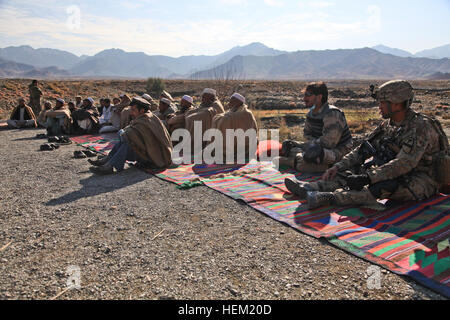 US Armee Command Sergeant Major Isaia Vimoto (rechts), von Pago Pago, Amerikanisch-Samoa, die 1. Kavalleriedivision, Combined Joint Task Force - 1, beteiligt sich neben Mitglied der afghanischen Grenzpolizei bei einem Key Leader Engagement mit Dorfältesten im Stadtteil Khas Kunar Provinz Kunar, Afghanistan, 19. Januar 2012. Der Zweck der Mission war, über eine Straßenprojekt, das die afghanische Regierung finanziert wird, sowie Renovierungen der Bezirk Mitte zu sprechen. Schlachtfeld Zirkulation 120119-A-LP603-048 Stockfoto