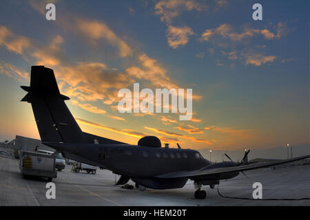 Eine King Air 300 von Bravo Company, 306. Aerial Ausbeutung Bataillon, Task Force beobachten, erkennen, identifizieren und neutralisieren - Afghanistan (TF ODIN - A), sitzt auf der Delta-Ost-Rampe während des Sonnenuntergangs auf Bagram Air Base, Afghanistan. Die Firma B-Soldaten, die pilot und betreiben die Flugzeuge repräsentieren 11 Army National Guard Zustand Flug Ablösungen. Abteilung 54 unterstützt ISR den Himmel über Afghanistan 541818 Stockfoto