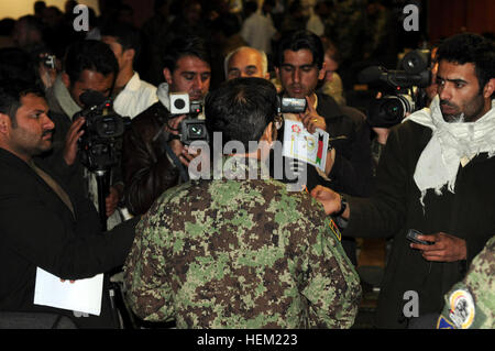 PAKTYA Provinz, Afghanistan – lokale Medien-Interview, das afghanische nationale Armee Major General (Dr.) Sultan Gul Totakhil, die östlichen Afghanistan Regional Medical Commander, während einer Pause bei der östlichen Afghanistan medizinische Leadership Conference auf Forward Operating Base Thunder Jan. 22-23 statt. (Foto: US-Armee Sgt. Richard D. Sherba, 11. Public Affairs-Abteilung) Medizinische Konferenz vereint, stärkt die Region 120122-A-XE780-006 Stockfoto