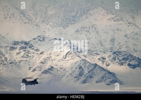 US-Armee CH-47 Chinook Schwergut Helikopter startet am 4. Februar von Bagram Air Field, Afghanistan.  Die Hauptaufgaben des Chinooks sind Truppenbewegungen, Artilleriestellung und Bekämpfung Nachschub. Flickr - der US-Armee - Winterflugplan Stockfoto