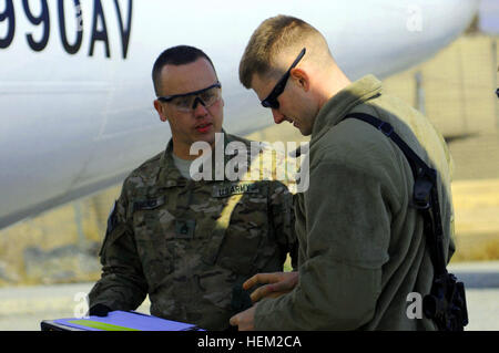 US Army Staff Sgt Justin Pellack, eine Task Force Atlas-Crew-Chief auf der Red Ball Express liefert Teile für Forward Operating Base Salerno, 5. Februar. 82. Combat Aviation Brigade hat kleine Flugzeuge Teile Lieferzeit von mehr als 48 Stunden nach 17 Stunden zum Schneiden verwendet. Die Flüge haben mehr als 2.000 Mitarbeiter und mehr als 200 Tausend Pfund Ladung über das Schlachtfeld im RC-Osten transportiert. Die Red Ball Express hält alles in Bewegung 531692 Stockfoto