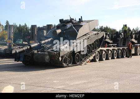 Soldaten der des Vereinigten Königreichs Mercian Regiment Sauberkeit ihrer Challenger 2 Tank auf einen LKW in Grafenwöhr Training Area, Germany am 17. Oktober, während der US-Armee in Europa Übung Saber Junction 2012Saber Junction ist eine große, gemeinsame, multinationale militärische Fortbildungsveranstaltung mit US-Soldaten und mehr als 1.800 multinationalen Streitkräfte. US-Army in Europa Foto von visuellen Informationen Spezialist Gertrud Zach/freigegeben). Saber Junction 2012 121017-A-HE359-139 Stockfoto