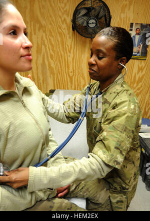 Staff Sgt Cathy Breedlove, combat Medic zugewiesen zum 25. Brigade Support Battalion, 1st Stryker Brigade Combat Team, 25. Infanterie-Division, hört die Atmung von Pfc. Mayra Torres bei einer Routinekontrolle bis an die 25. BSB-Hilfe-Station, gelegen am Kandahar Flugplatz in der Provinz Kandahar, Afghanistan, 8. Februar. Breedlove, Houston, Texas stammende hieß die 1st Stryker Brigade Combat Team der NCO des Monats Februar. Black History Month, ein Mann %%% E2 %%% 80 %%% 99s Traum und Frau %%% E2 %%% 80 %%% 99s Liebe 120215-A-BE343-001 Stockfoto