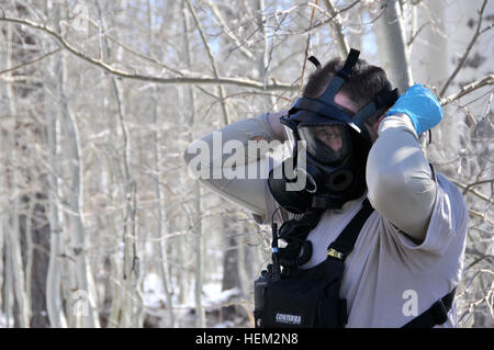 Sgt. Joshua Gould mit dem 95. Civil Support Team, Kalifornien Army National Guard, passt seine Gasmaske im Marine Corps Mountain Warfare Training Center in Pickel Wiesen, etwa 20 Meilen nordwestlich von Bridgeport, Kalifornien, während der Operation Red Snow. Gould war eins von zwei 95. CST-Mitgliedern, die mit der Entnahme von Proben der mögliche chemische Kriegsführung während der Operation Red Snow, 16 Februar beauftragt. Operation Red Snow testet Kälte Training und behördenübergreifende Taktik 120216-A-XQ016-008 Stockfoto