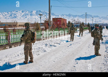 Soldaten aus der Scout Platoon, Headquarters und Headquarters Company, 3. Bataillon, 509. Infanterie-Regiment, Task Force Spartan pause während einer Patrouille in der Stadt Gardez mit einer Einheit der lokalen afghanischen Uniformierte Polizei 16 Februar. Die Scout-Einheit assistierte lokalen AUP auf einer Präsenz-Patrouille in der Stadt. AUP nimmt die Zügel von US-Soldaten in Gardez 120216-A-ZU930-018 Stockfoto