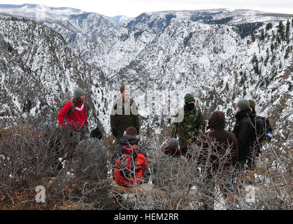 Parkranger Paul Zaenger erzählt Soldaten und Soldaten von der Front Range-Community über die Geschichte des Black Canyon, Colorado, bei einer Schneeschuhtour, Teil einer gemeinsamen einzelne Soldaten und Flieger camping Reise nach Black Canyon im Gunnison National Park, 19. Februar 2012. Parkranger neigen 397 Parks in den Vereinigten Staaten. Das Militär und der National Parks Service teilen eine Anleihe aus dem 1872, als die Kavallerie bewacht und gepflegt Yellowstone, die Worldâ€™ s erster Nationalpark. Interesse an einer Teilnahme in BOSS-Events einzelne Soldaten wenden ihre Firma oder Bataillon BOSS-Vertreter, Stockfoto