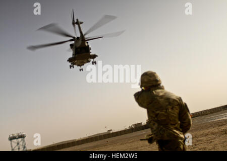 Ein britischer Soldat mit dem 1. Bataillon, den Prinzen von Wales Royal Regiment und ein Hubschrauberlandeplatz Zone Stellwerkswärter Uhren einen britischen Royal Air Force HC3 Merlin Hubschrauber aus der Landezone am Lashkar Gar Training Center in der Provinz Helmand, Afghanistan, 21. Februar 2012 ausziehen. Landezone 120221-A-YI377-520 Stockfoto